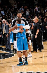 Selecionados para o All-Star game, Tim Duncan e Chris Paul se cumprimentam após o duelo (Photo by D. Clarke Evans/NBAE via Getty Images)
