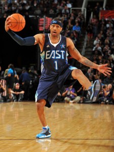 Mesmo em uma das piores temporadas da carreira, Iverson ainda foi lembrado no All-Star Game (Photo by Garrett Ellwood/NBAE/Getty Images)