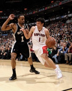 Ukic tenta se livrar do ala Malik Hairston na noite de ontem (Photo by Ron Turenne/NBAE via Getty Images)