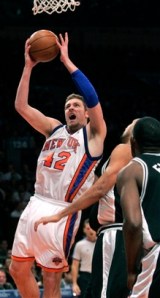 Como de costume, David Lee conseguiu mais um double-double; 13 pontos e 12 rebotes (AP Photo/Frank Franklin II)