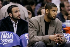 Ginóbili e Duncan observam o jogo apreensivos. (Foto por AP Photo/Eric Gay)