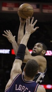 Duncan vence disputa com o novato Brook Lopez (Foto por AP Photo)