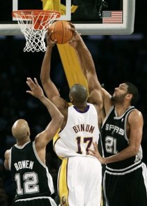 Tim Duncan tenta o toco pra cima de Andrew Bynum. O camisa 21 do San Antonio Spurs atinge marca histórica no fundamento. Fonte: cbssports.com