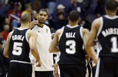 Duncan cumprimenta os atletas do garbage time do Spurs AP Photo/Pablo Martinez Monsivais)