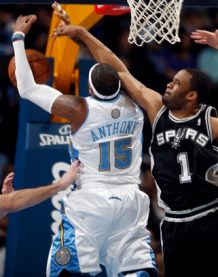 Hairston em ação na derrota para o Nuggets. Novato agradou Popovich. (Photo by AP Photo)