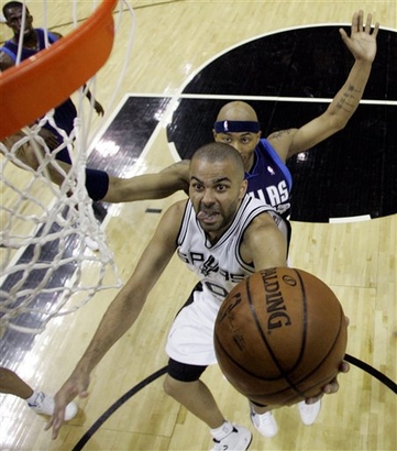 Parker passa pela marcação de James Singleton (AP Photo/Eric Gay)