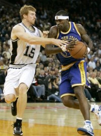 Matt Bonner (esq.) vem trabalhando para melhorar sua capacidade defensiva. Fonte: givemetherock.com