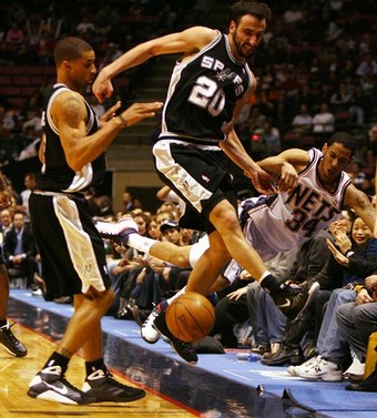 Tornozelo direito volta a ser problema para Ginobili, que deve ficar três semanas fora. (Foto por Getty Images)