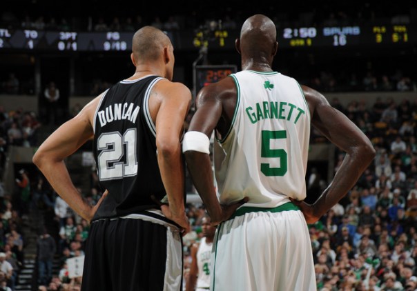 Duncan e Garnett lideraram suas equipes dentro de quadra (Photo by Getty Images)