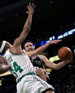 Ginobili tenta jogada em cima de Paul Pierce na vitória do Spurs (Photo by AP Photo)