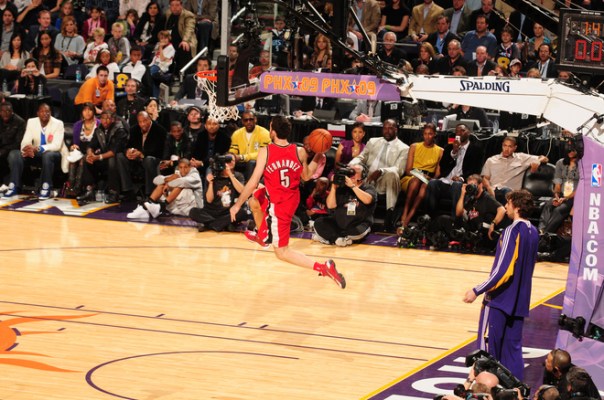 Rudy Fernandez completa enterrada com ajuda de Pau Gasol; polêmica marcou o torneio de enterradas desse ano (Photo by Andrew D. Bernstein/NBAE via Getty Images)