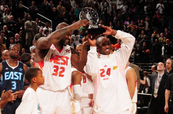 Shaq e Kobe recebem o troféu de MVP da partida. (Photo by Kevork Djansezian/Getty Images)