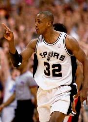 Sean Elliott comemora após converter arremesso decisivo