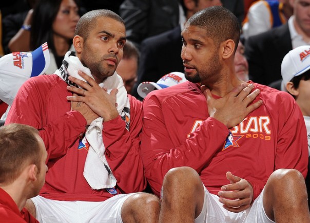 Tony Parker e Tim Duncan conversam no banco de reservas durante o ASG (Photo by Andrew D. Bernstein/NBAE/Getty Images)