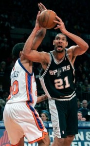Duncan tenta jogada diante dos Knicks; a última partida em que Duncan conseguiu chegar à marca de 20 pontos (AP Photo/Frank Franklin II)