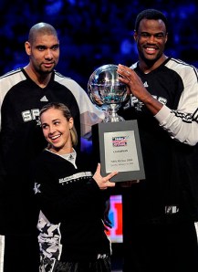 Tim Duncan, David Robinson e Becky Hammon levantam o troféu do Shooting Stars; trio faz parte da história de San Antonio