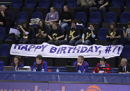 Torcedores trazem faixa comemorativa para Becky Hammon - armadora completou 32 anos no dia 11/03 (Fonte: http://www.cskabasket.ru/)