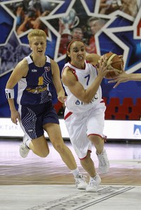 Becky Hammon parte para o contra-ataque; armadora foi discreta no jogo