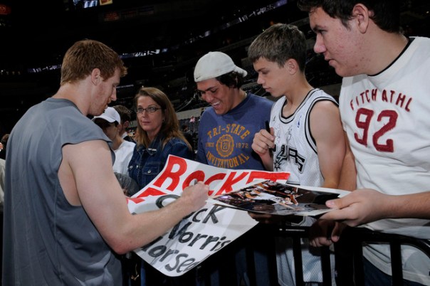 Aproveitando a boa fase, Matt Bonner curte idolatria dos fãs antes do embate (Getty Images)