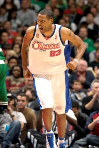 Camby é pilar da defesa do Clippers (Photo by Noah Graham/NBAE via Getty Images)