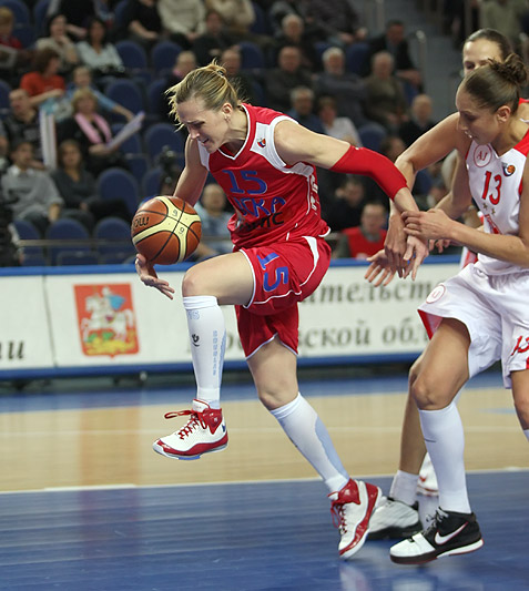 Katie Douglas tenta jogada (estranha) na derrota para o Spartak Moscow