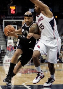Drew Gooden com seu uniforme do Spurs (Divulgação)