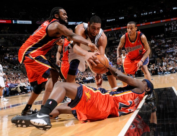 Em jogo brigado, Duncan disputa bola com três jogadores do Golden State (Photo by D. Clarke Evans/NBAE via Getty Images)