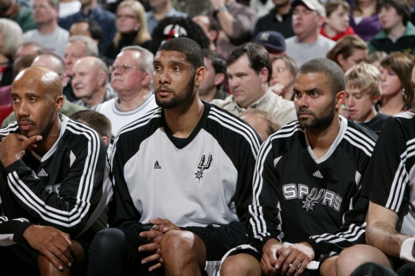 Elenco desolado assiste a derrota do Spurs (Photo by Sam Forencich/NBAE via Getty Images)
