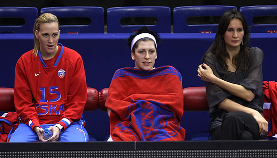 Jogadoras do CSKA observam a vitória do banco de reservas