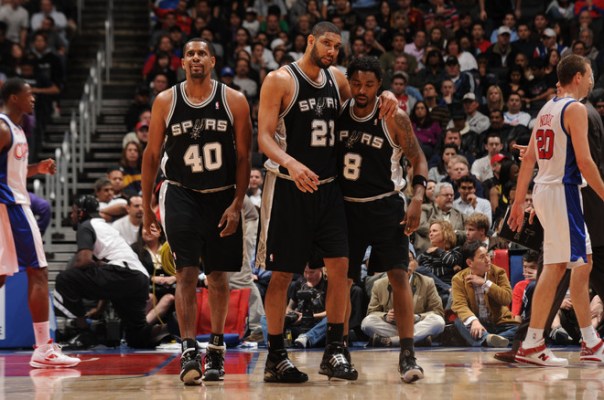82990960NG007_SPURS_CLIPS Kurt Thomas, Tim Duncan e Roger Mason caminham para o banco durante pedido de tempo. (Photo by Noah Graham)