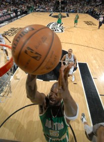 Kevin Garnett voltou e teve desempenho discreto (Foto por Nathaniel S. Butler/NBAE via Getty Images)