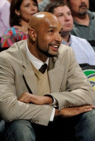 Gooden assistiy ao seu primeiro jogo no banco de reservas do Spurs (Fonte: yahoo.com)