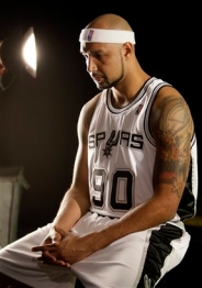 Gooden já vestiu a camisa do Spurs para tirar algumas foto (Fonte: yahoo.com)