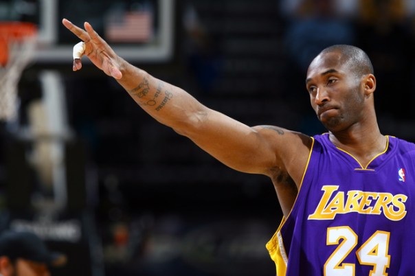 Kobe Bryant orienta sua equipe durante a vitória (Photo by Garrett W. Ellwood/NBAE via Getty Images)