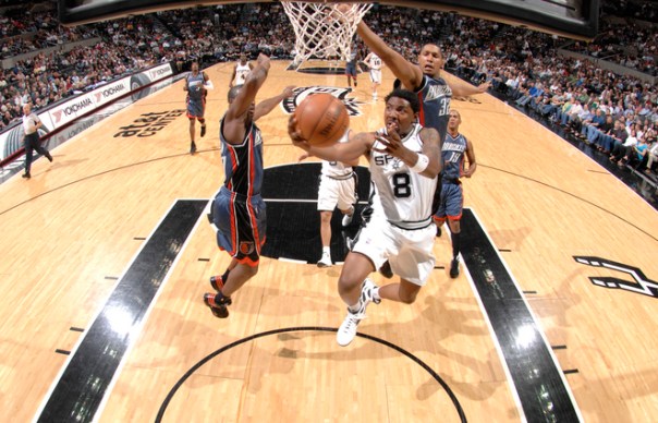Roger Mason, cestinha do jogo, tentando a infiltração. (Photo by D. Clarke Evans/NBAE via Getty Images)
