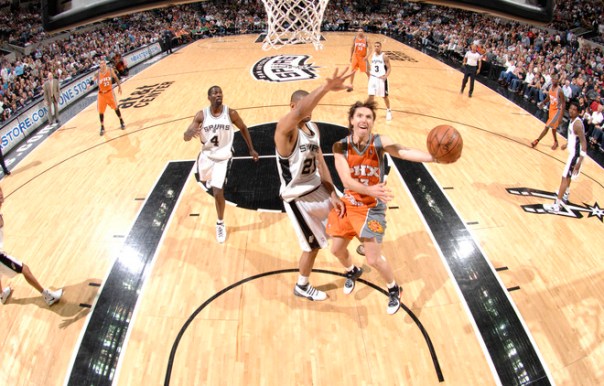 82992525DCE_SUNS_SPURS Nash tenta infiltrar na defesa de San Antonio (Fonte: yahoo.com)