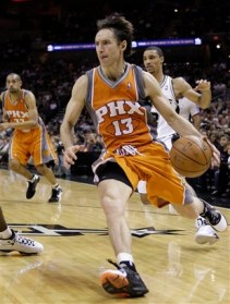 Suns Spurs Basketball Hill foi a sombra de Nash durante todo o quarto quarto. Fonte: cbssports.com