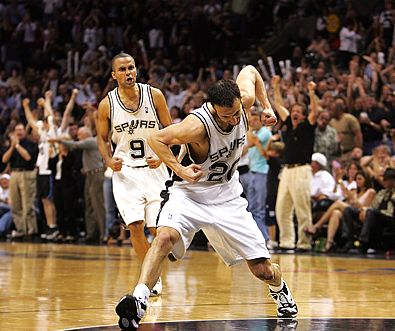 Ginobili [comemorando ao centro] terá sua volta adiada