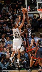 Okafor mostra seu "cartão de visitas" em pleno At&T center. (Photo by D. Clarke Evans/NBAE via Getty Images)