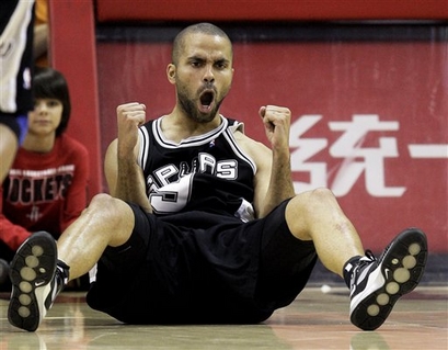 Parker vibra após converter uma cesta. (AP Photo/David J. Phillip)