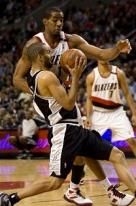 Parker até que tentou, mesmo assim equipe saiu derrotada (Photo by Sam Forencich/NBAE via Getty Images)