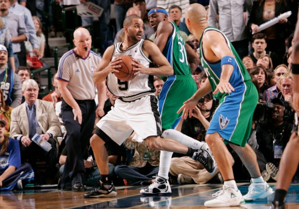 Parker tenta se livrar de atleta do Mavs 