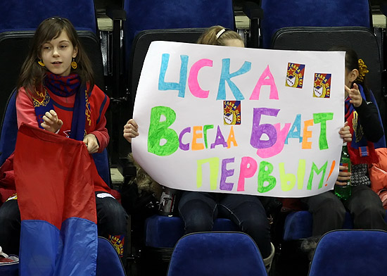placaxxxx Cartazes misteriosos, pelo menos para nós brasileiros, sempre aparecem no ginásio do CSKA. Alguém sabe o que significa esse? (Fonte: cskabasket.ru)