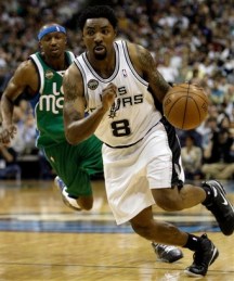 Homenageando torcedores latinos em seu uniforme, Spurs viu Roger Mason voltar a jogar bem (AP Photo)