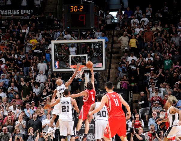 Scola converte a cesta vencedora; Rockets é o novo vice-líder da conferência (Photo by D. Clarke Evans/NBAE via Getty Images)