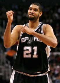 Spurs Clippers Basketball Duncan anotou mais um double-double. (Photo by Noah Graham)