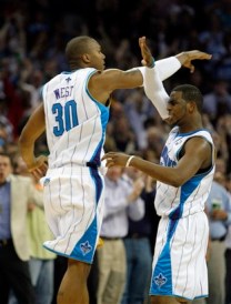 David West e Chris Paul comemoram o triunfo