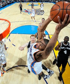Westbrook consegue linda jogada na vitória do Thunder (Foto: Larry W. Smith/NBAE/Getty Images)