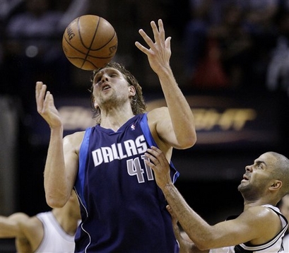 Mesmo sendo a estrela do Dallas, Nowitzki passou longe de brilhar contra o Spurs