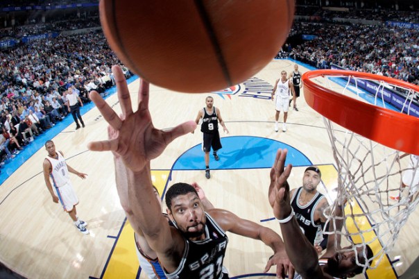 Duncan tenta a jogada, observado de perto por Gooden e Parker. (Foto por Layne Murdoch/NBAE via Getty Images).